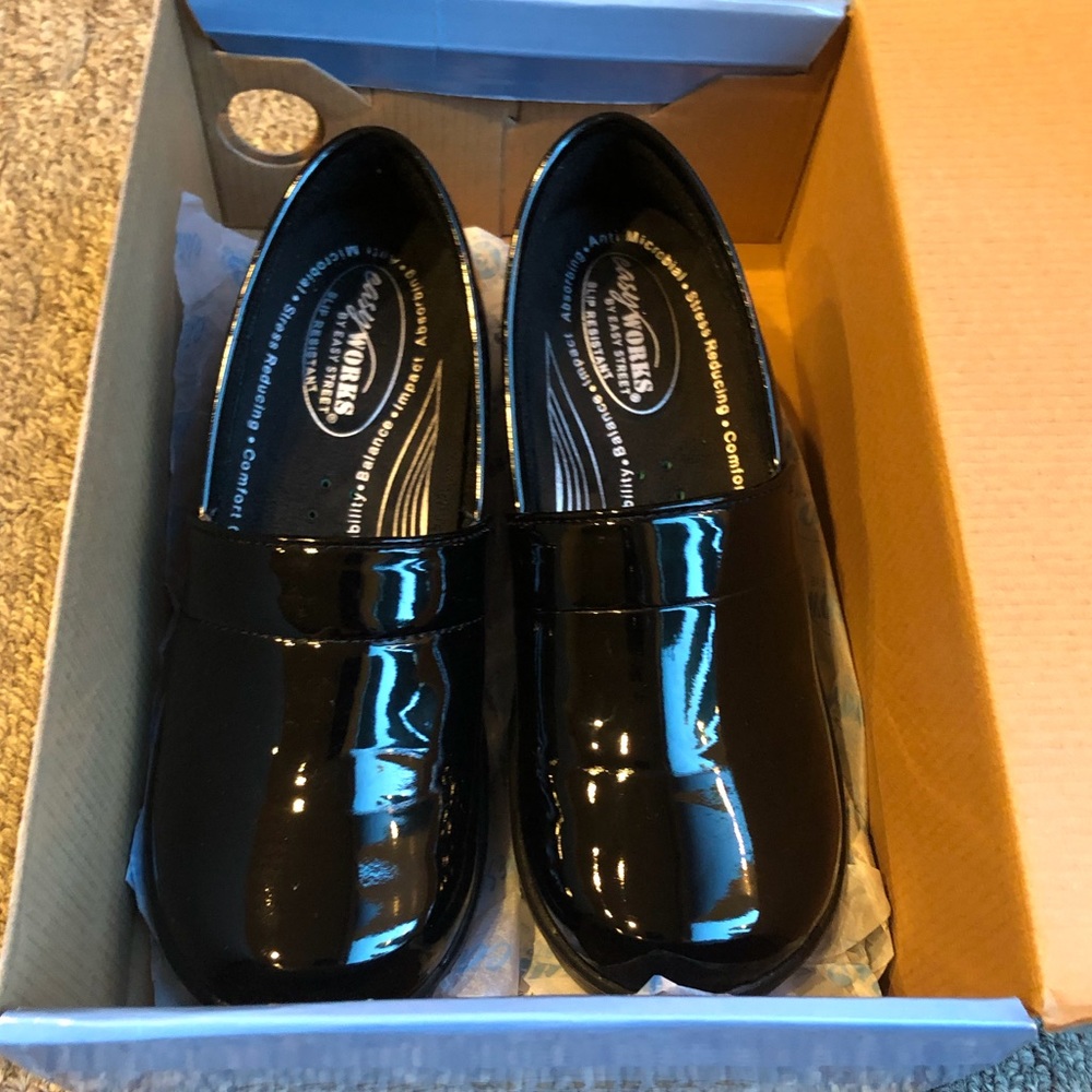 Easy Works By Easy Street Lyndee Clogs